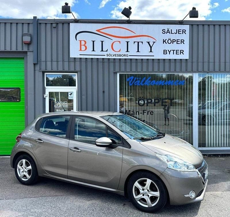 Ljusgrå (grå) Begagnad 2012 Peugeot 208 Halvkombi | 49 900 kr (Marknadspris) - Bild 1/4