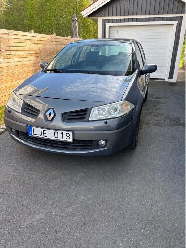 Grå Begagnad 2006 Renault Mégane II Halvkombi | 19 000 kr (Superpris) - Bild 1/4