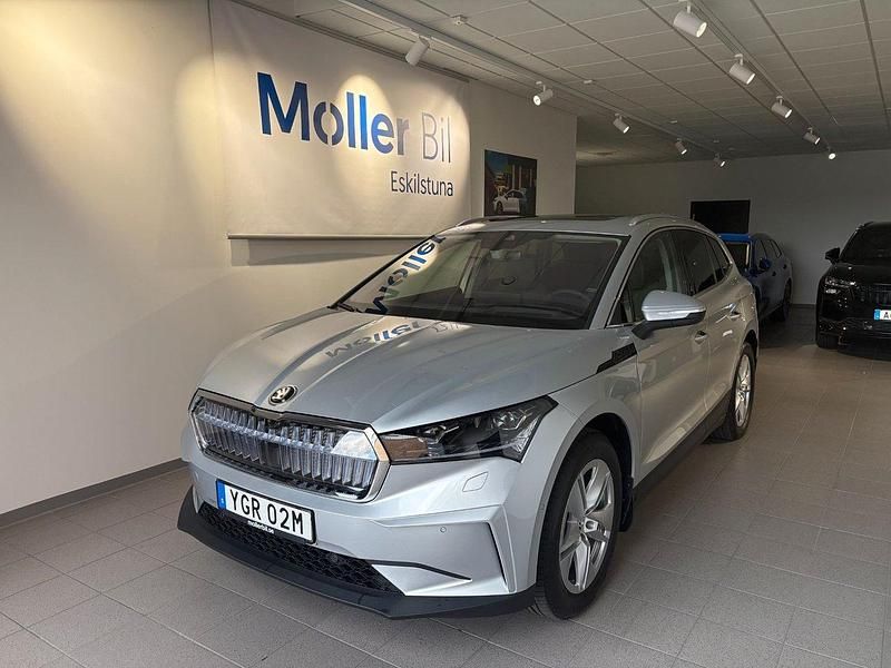 Silver (brilliantsilver metallic) Begagnad 2023 Skoda Enyaq iV SUV | 499 900 kr - Bild 1/4