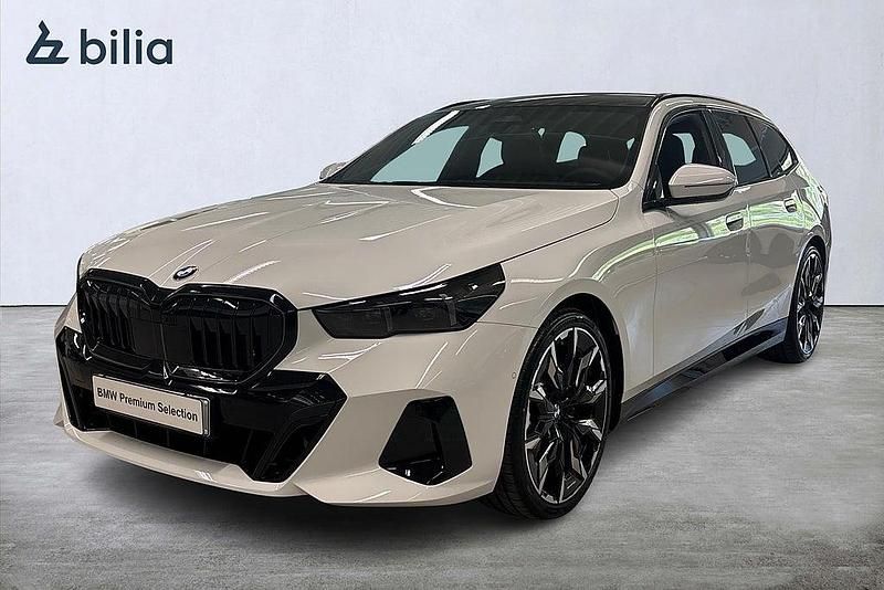 Vit Begagnad 2026 BMW 520 M Sport Kombi | 669 900 kr - Bild 1/3