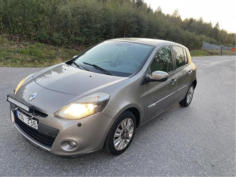 Brun Begagnad 2009 Renault Clio R.S. Halvkombi | 29 999 kr (Marknadspris) - Bild 1/4