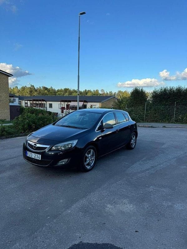 Svart Begagnad 2010 Opel Astra Enjoy Halvkombi | 25 000 kr (Marknadspris) - Bild 1/4