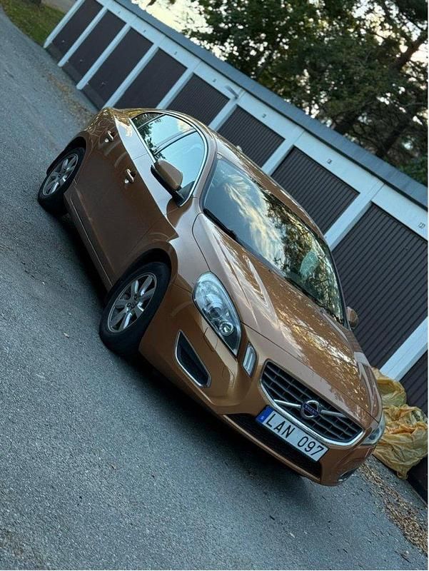 Brun Begagnad 2011 Volvo S60 Momentum Sedan | 80 000 kr (Bra pris) - Bild 1/4