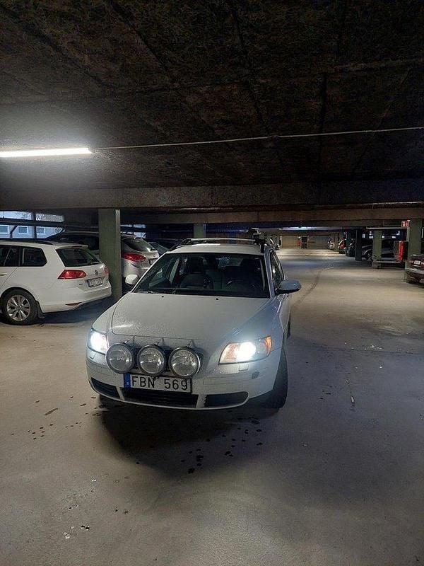 Vit Begagnad 2007 Volvo V50 Kinetic Kombi | 29 900 kr (Bra pris) - Bild 1/4