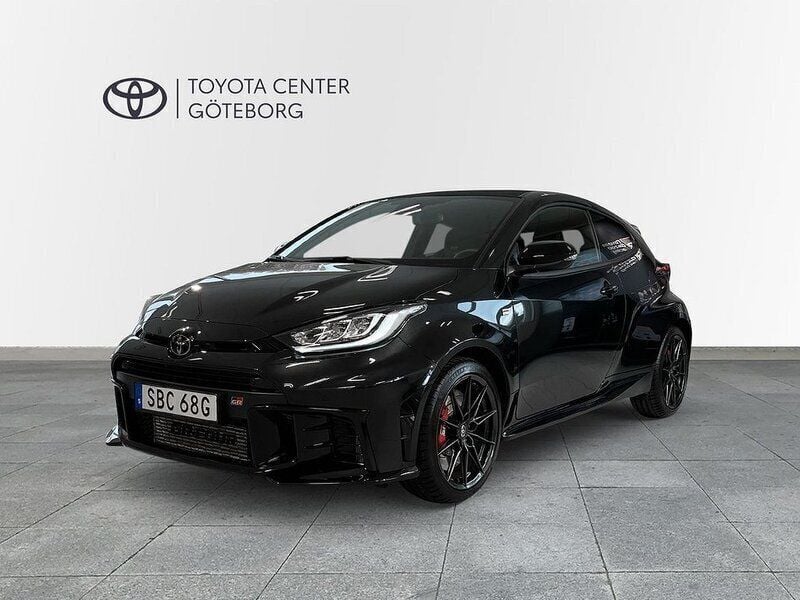 Svart Ny 2024 Toyota Yaris Premium Halvkombi | 599 900 kr (Bra pris) - Bild 1/4