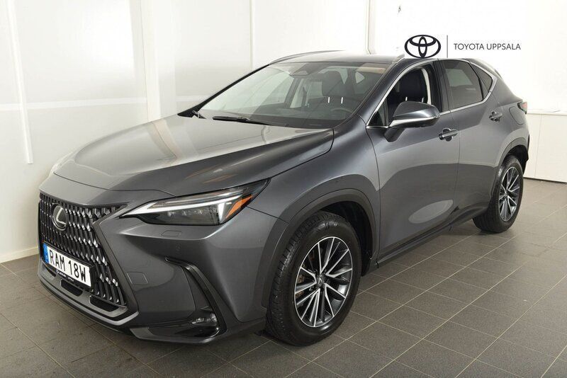 Grå Begagnad 2023 Lexus NX450h+ Executive Line SUV | 599 900 kr (Marknadspris) - Bild 1/4