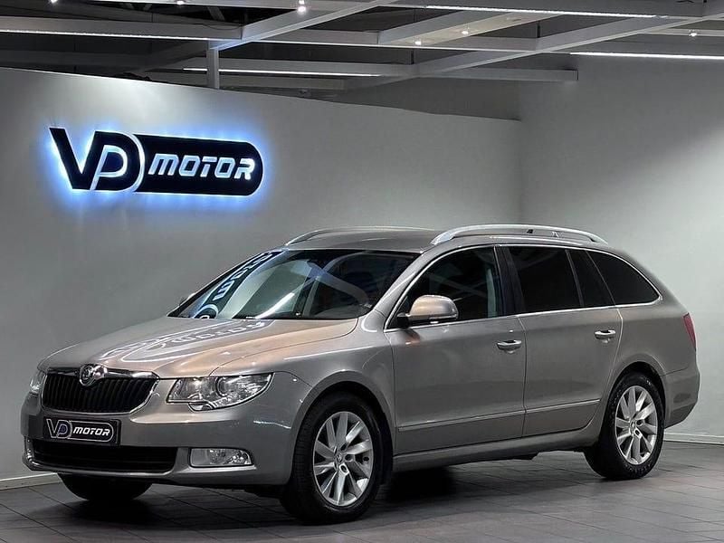Ljusbrun Begagnad 2012 Skoda Superb Kombi | 89 700 kr (Marknadspris) - Bild 1/4