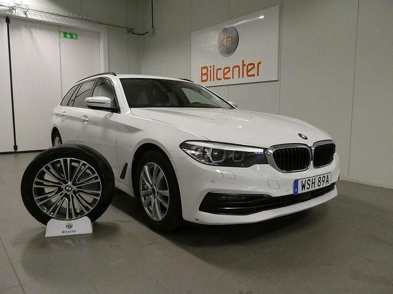 Vit Begagnad 2020 BMW 520 Sport Line Kombi | 219 900 kr (Superpris) - Bild 1/3