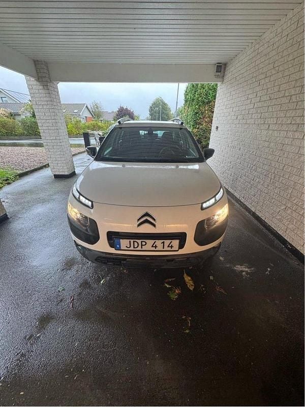 Vit Begagnad 2015 Citroën C4 Cactus PureTech Halvkombi | 65 000 kr (Marknadspris) - Bild 1/4