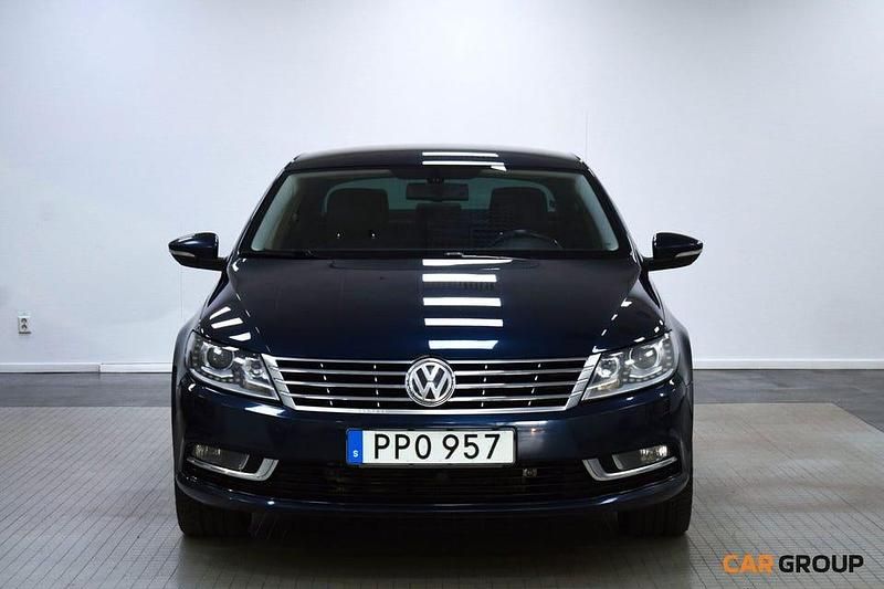 Mörkblå (blå) Begagnad 2013 VW CC Sedan | 119 900 kr (Marknadspris) - Bild 1/4