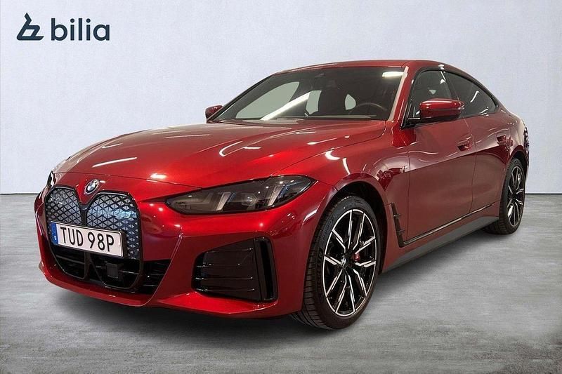 Röd Begagnad 2024 BMW i4 M Sport Sedan | 669 900 kr - Bild 1/3