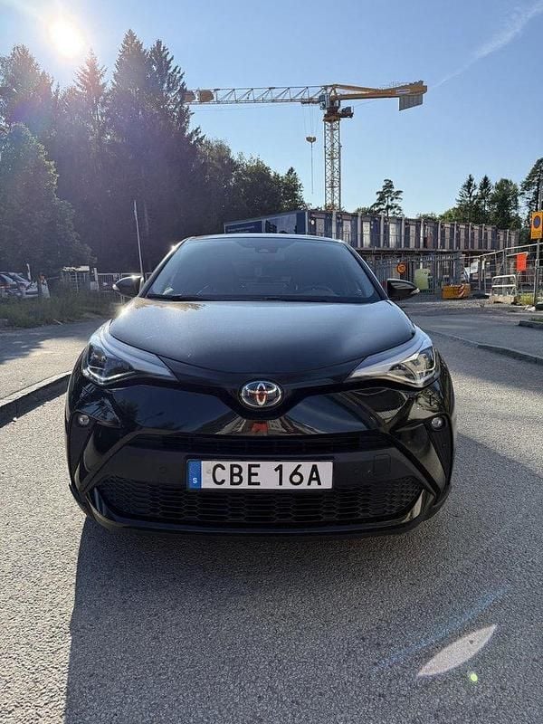 Svart Begagnad 2022 Toyota C-HR Executive SUV | 260 000 kr (Marknadspris) - Bild 1/4