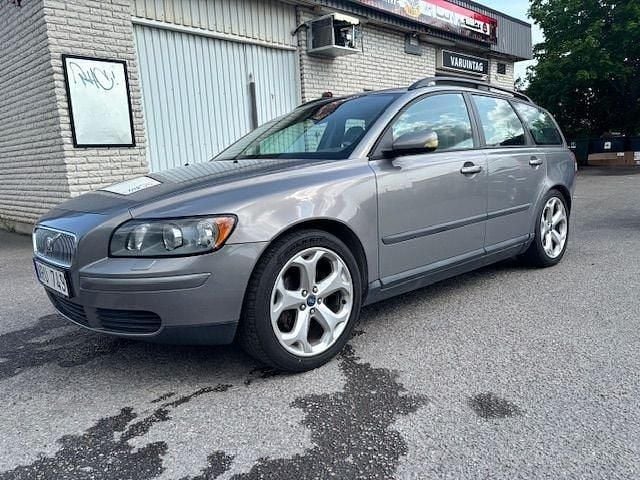 Grå Begagnad 2005 Volvo V50 Kombi | 46 000 kr (Marknadspris) - Bild 1/4