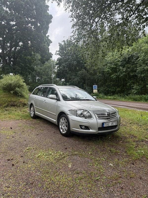 Silver Begagnad 2007 Toyota Avensis Kombi | 8 000 kr (Superpris) - Bild 1/4
