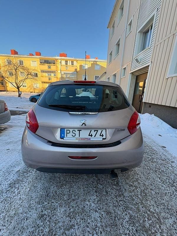 Begagnad Peugeot 208 82 HK (60 kW) 2012 Rosa metallic Halvkombi