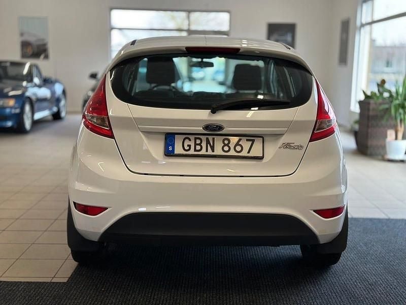Begagnad Ford Fiesta Trend 82 HK (60 kW) 2009 Vit Halvkombi
