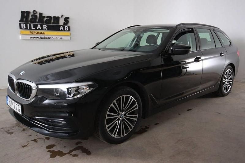 Svart Begagnad 2019 BMW 520 Sport Line Kombi | 329 500 kr (Lite dyr) - Bild 1/4