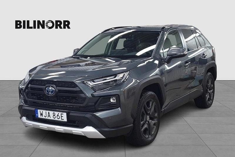Mörkgrå Begagnad 2024 Toyota RAV4 Hybrid SUV | 449 900 kr (Marknadspris) - Bild 1/4