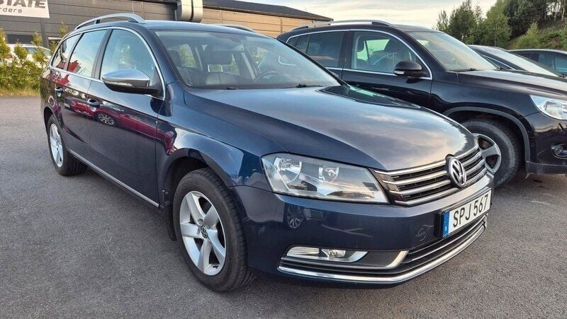 Mörkblå Begagnad 2014 VW Passat Kombi | 74 900 kr (Bra pris) - Bild 1/4