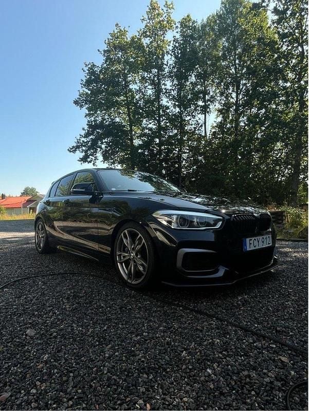 Svart Begagnad 2017 BMW M140 M Sport Halvkombi | 314 900 kr (Bra pris) - Bild 1/4