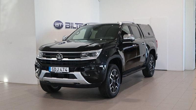 Svart (midnight black metallic) Begagnad 2023 VW Amarok Style Pickup | 689 900 kr (Marknadspris) - Bild 1/4