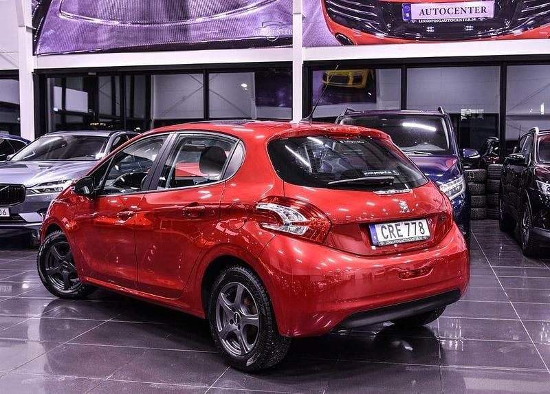 Begagnad Peugeot 208 82 HK (60 kW) 2014 Mörkröd Halvkombi