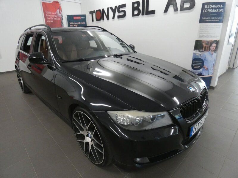 Svart Begagnad 2009 BMW 325 Comfort Edition Kombi | 76 900 kr (Marknadspris) - Bild 1/4
