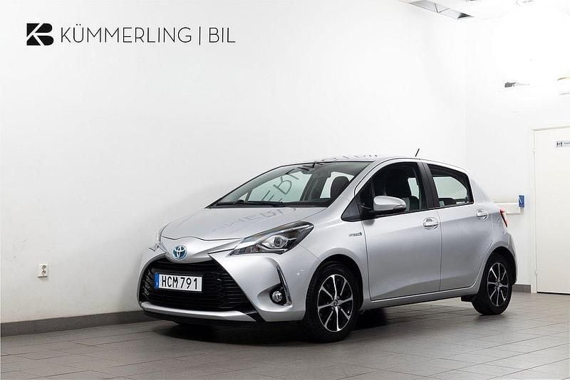 Silver Begagnad 2017 Toyota Yaris Hybrid Edition Halvkombi | 124 900 kr (Marknadspris) - Bild 1/4