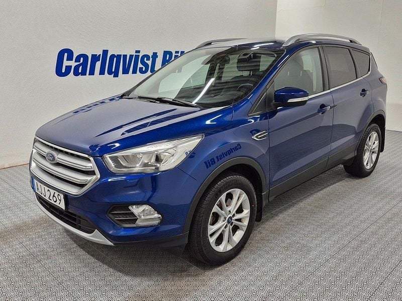 Blå (blå metallic) Begagnad 2018 Ford Kuga Titanium SUV | 165 000 kr (Marknadspris) - Bild 1/4