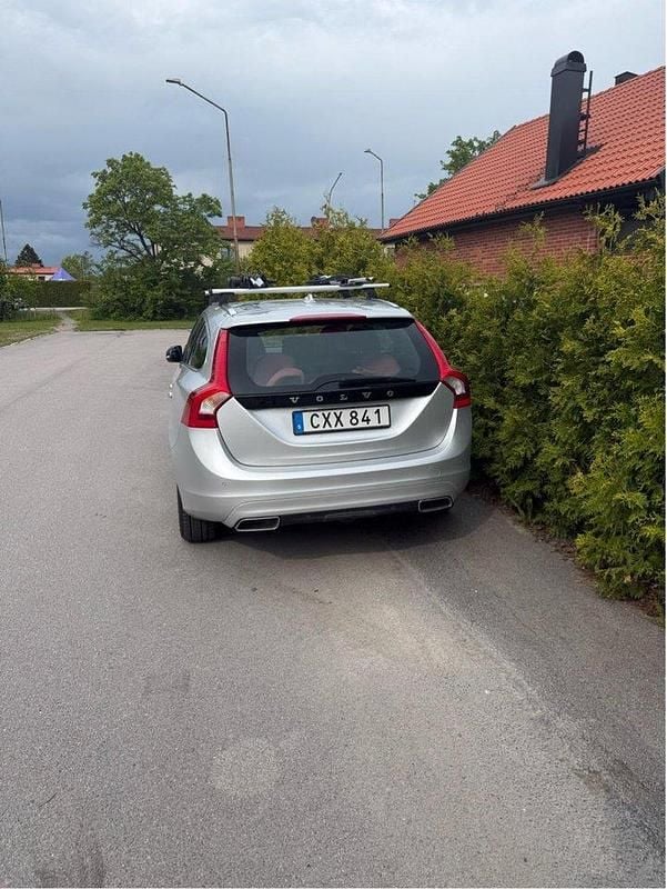 Silver Begagnad 2018 Volvo V60 Standard Kombi | 170 000 kr (Marknadspris) - Bild 1/4