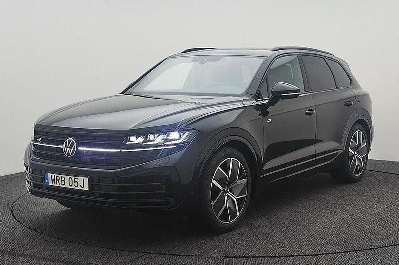 Svart (grenadilla black metallic) Ny 2025 VW Touareg R SUV | 1 039 900 kr (Bra pris) - Bild 1/4