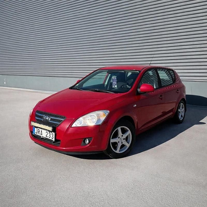 Begagnad Kia Ceed 90 HK (66 kW) 2009 Röd Halvkombi