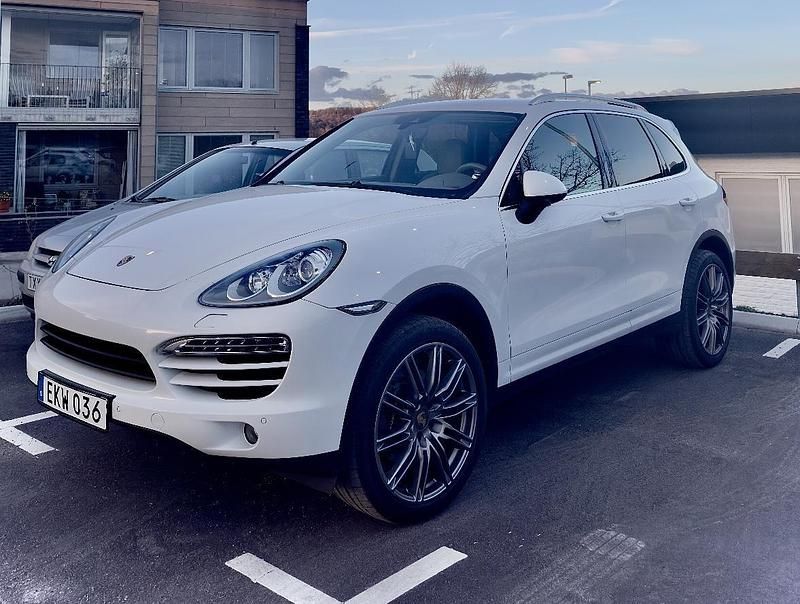 Vit Begagnad 2014 Porsche Cayenne SUV | 260 000 kr (Lite dyr) - Bild 1/4