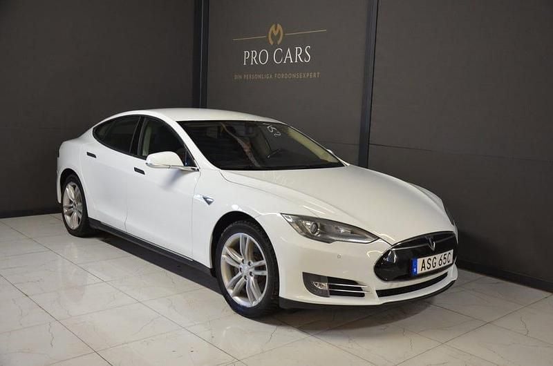 Vit Begagnad 2013 Tesla Model S Halvkombi | 189 000 kr (Marknadspris) - Bild 1/4