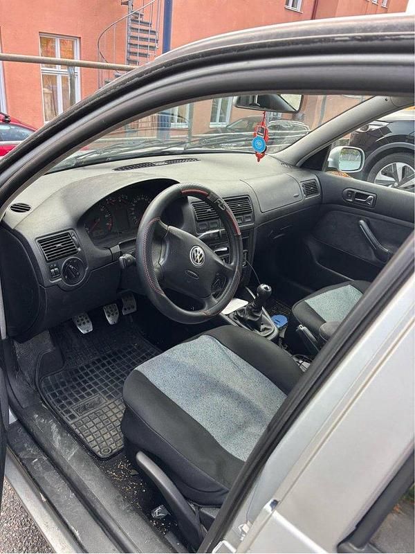 Silver Begagnad 2002 VW Golf IV Comfortline Halvkombi | 10 000 kr (Superpris) - Bild 1/4