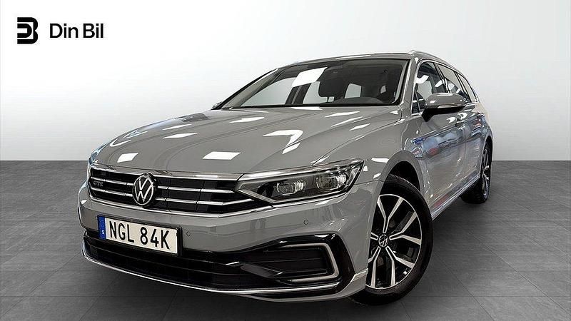 Grå (moonstone grey) Begagnad 2022 VW Passat GTE Kombi | 329 900 kr - Bild 1/4