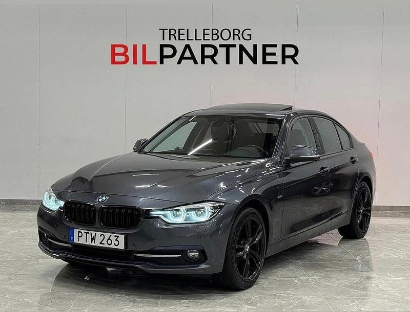 Grå Begagnad 2017 BMW 320 Sedan | 179 900 kr (Marknadspris) - Bild 1/4