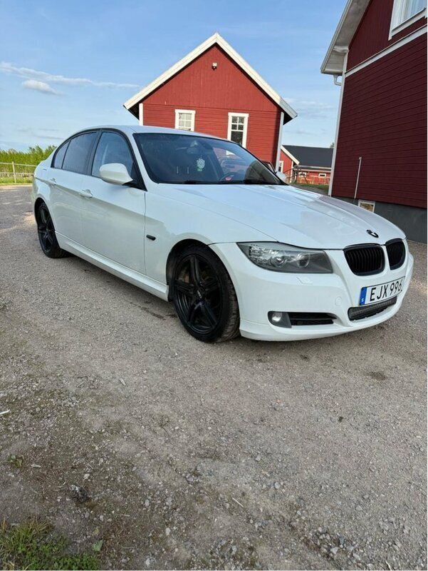 Vit Begagnad 2010 BMW 320 Efficient Dynamics Sedan | 65 000 kr (Marknadspris) - Bild 1/4