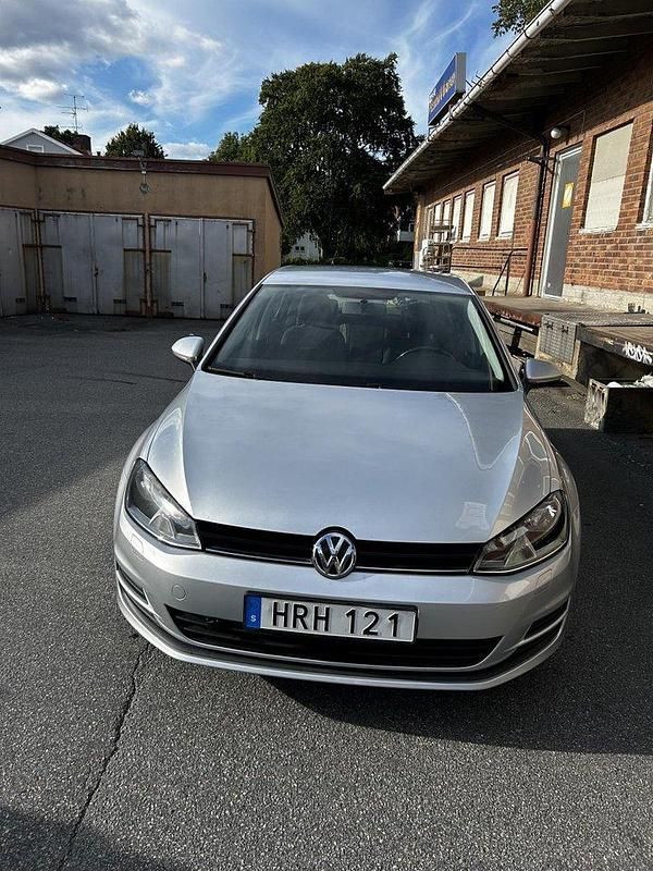 Silver Begagnad 2015 VW Golf VII Halvkombi | 80 000 kr (Bra pris) - Bild 1/4