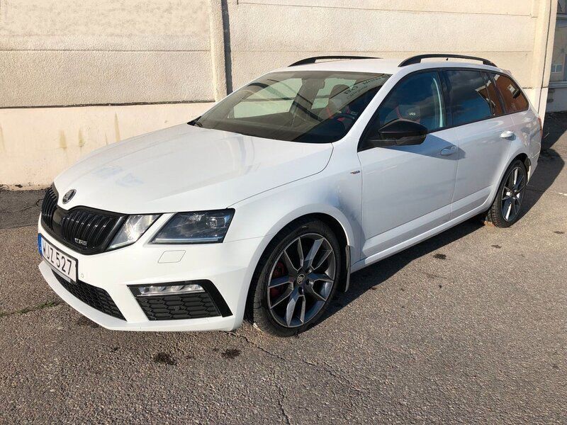 Vit (vitmetallic) Begagnad 2018 Skoda Octavia RS Kombi | 225 000 kr (Dyr) - Bild 1/4