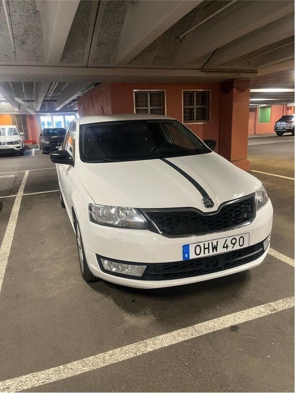 Vit Begagnad 2017 Skoda Rapid Halvkombi | 85 000 kr (Marknadspris) - Bild 1/3