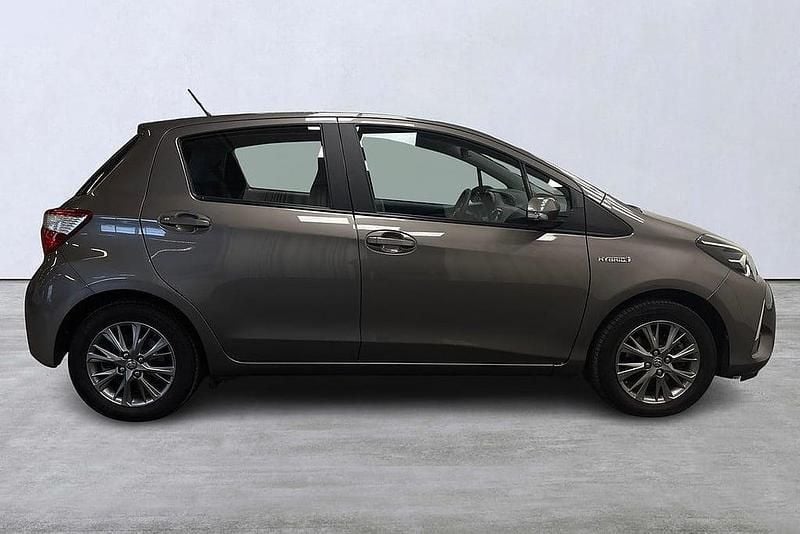 Begagnad Toyota Yaris Hybrid 102 HK (75 kW) 2018 Mörkgrå Halvkombi