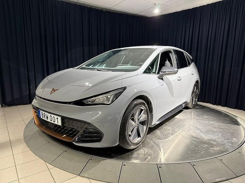 Grå Begagnad 2022 Cupra Born Halvkombi | 242 800 kr (Marknadspris) - Bild 1/3