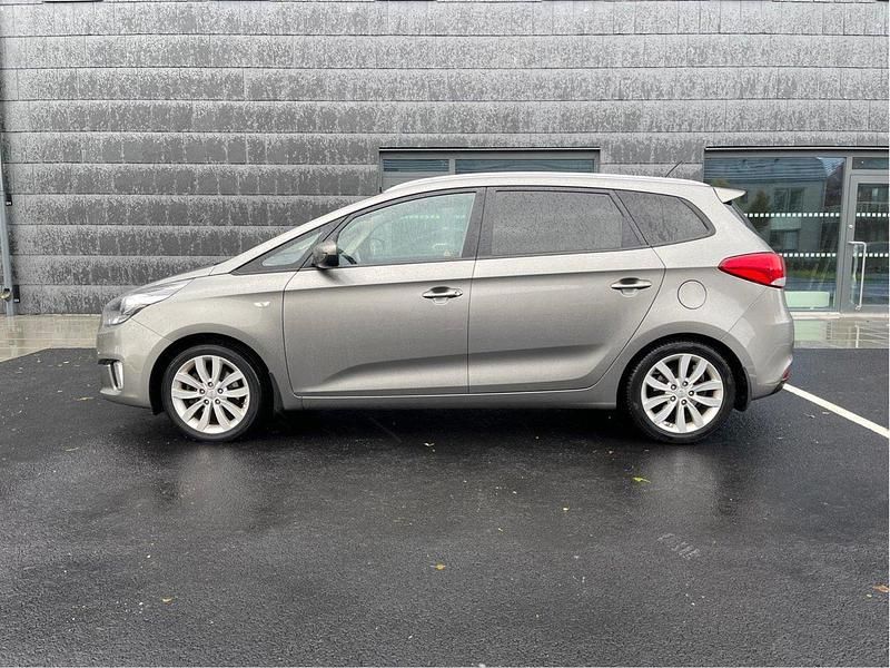 Grå Begagnad 2016 Kia Carens Minibuss | 114 900 kr (Marknadspris) - Bild 1/4