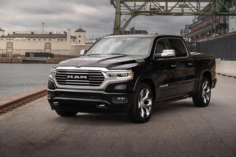 Svart Begagnad 2020 RAM 1500 Pickup | 629 000 kr (Bra pris) - Bild 1/4