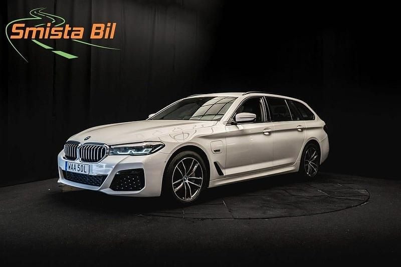 Vit Begagnad 2023 BMW 530 M Sport Kombi | 344 900 kr - Bild 1/3