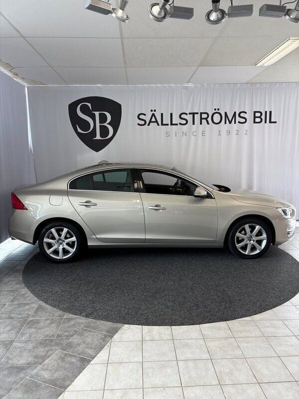 Ljusbrun (brun) Begagnad 2016 Volvo S60 Momentum Sedan | 189 900 kr (Marknadspris) - Bild 1/4