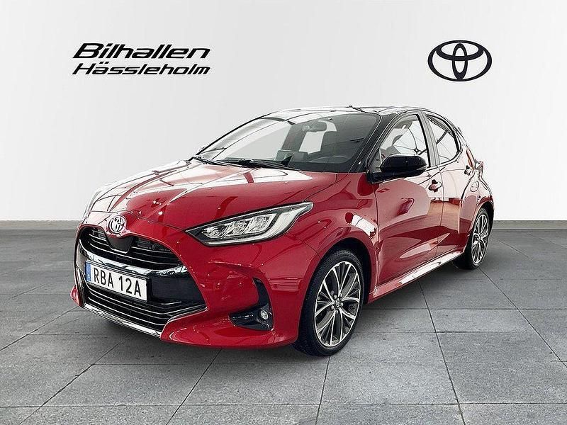 Röd Begagnad 2024 Toyota Yaris Hybrid Style Halvkombi | 324 900 kr (Lite dyr) - Bild 1/4