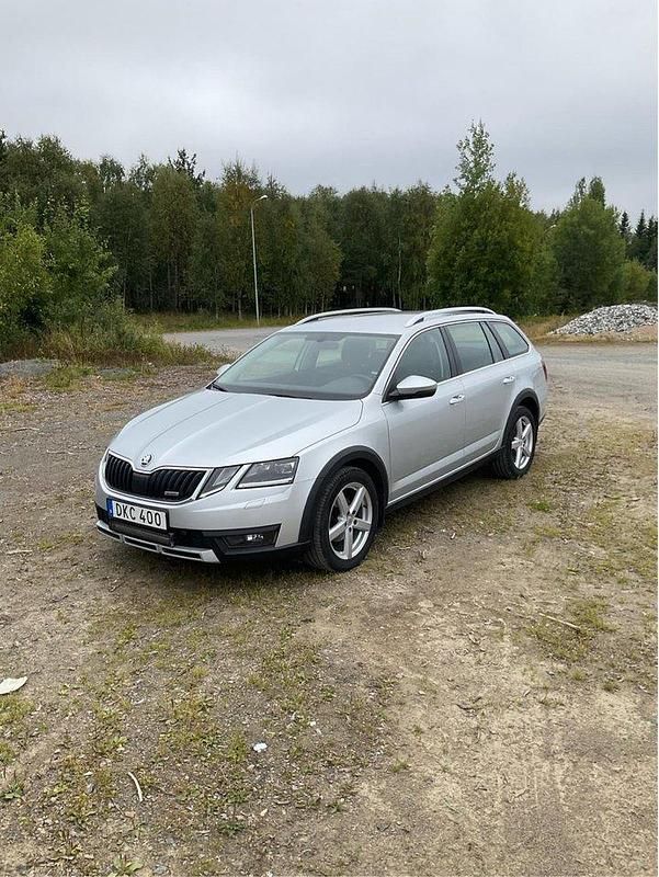 Silver Begagnad 2017 Skoda Octavia Scout Kombi | 165 000 kr (Marknadspris) - Bild 1/4