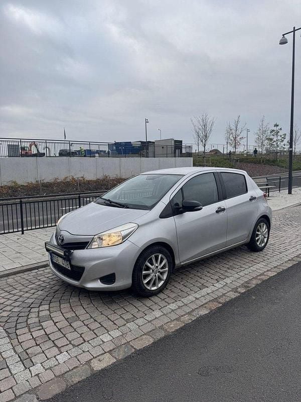 Silver Begagnad 2012 Toyota Yaris Life Halvkombi | 45 000 kr (Lite dyr) - Bild 1/4